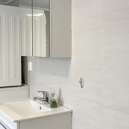 Leilighet Cozy In With Kitchen Rolvsoy